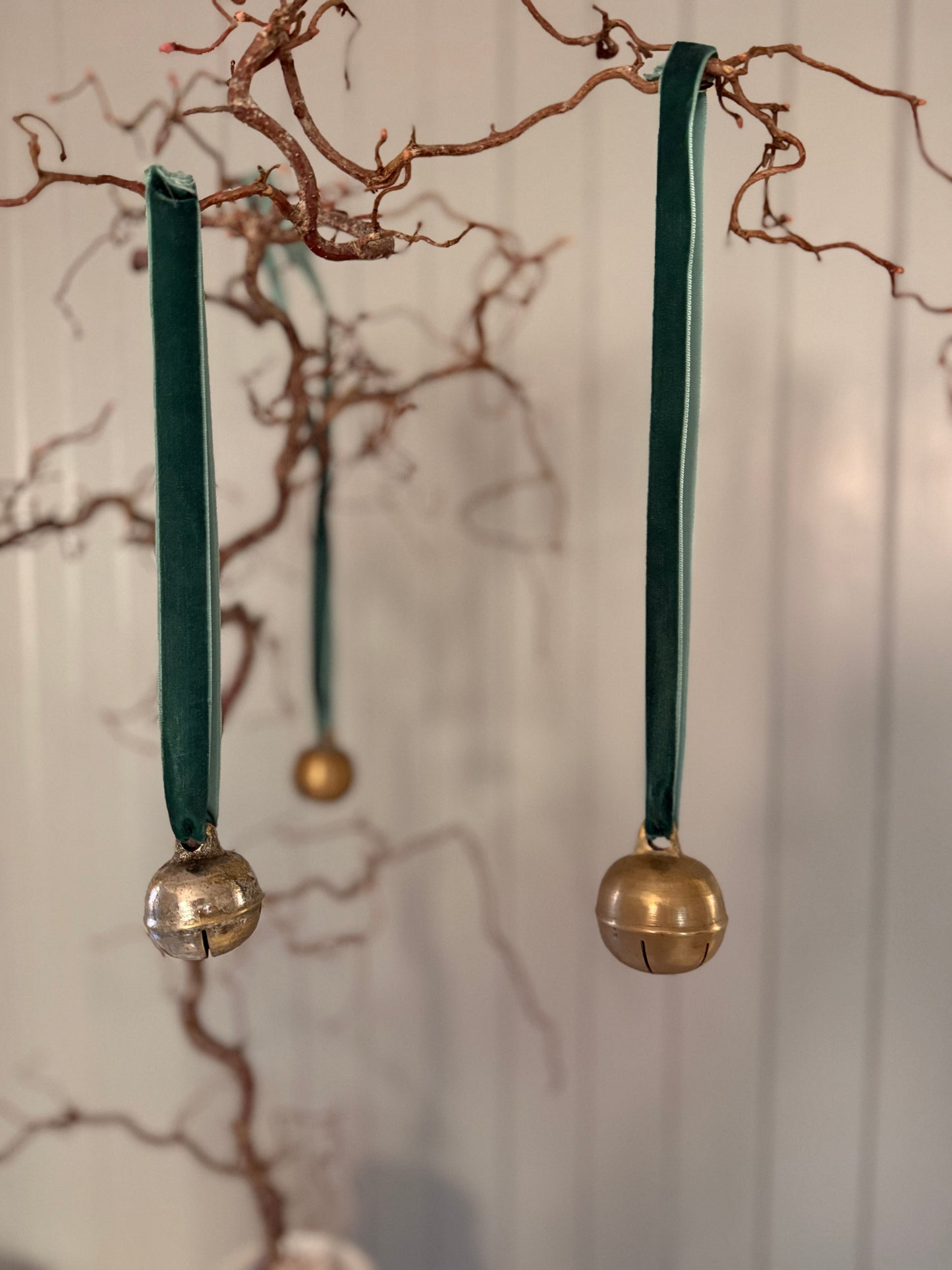 Dombjelle i messing med fløyelsbånd