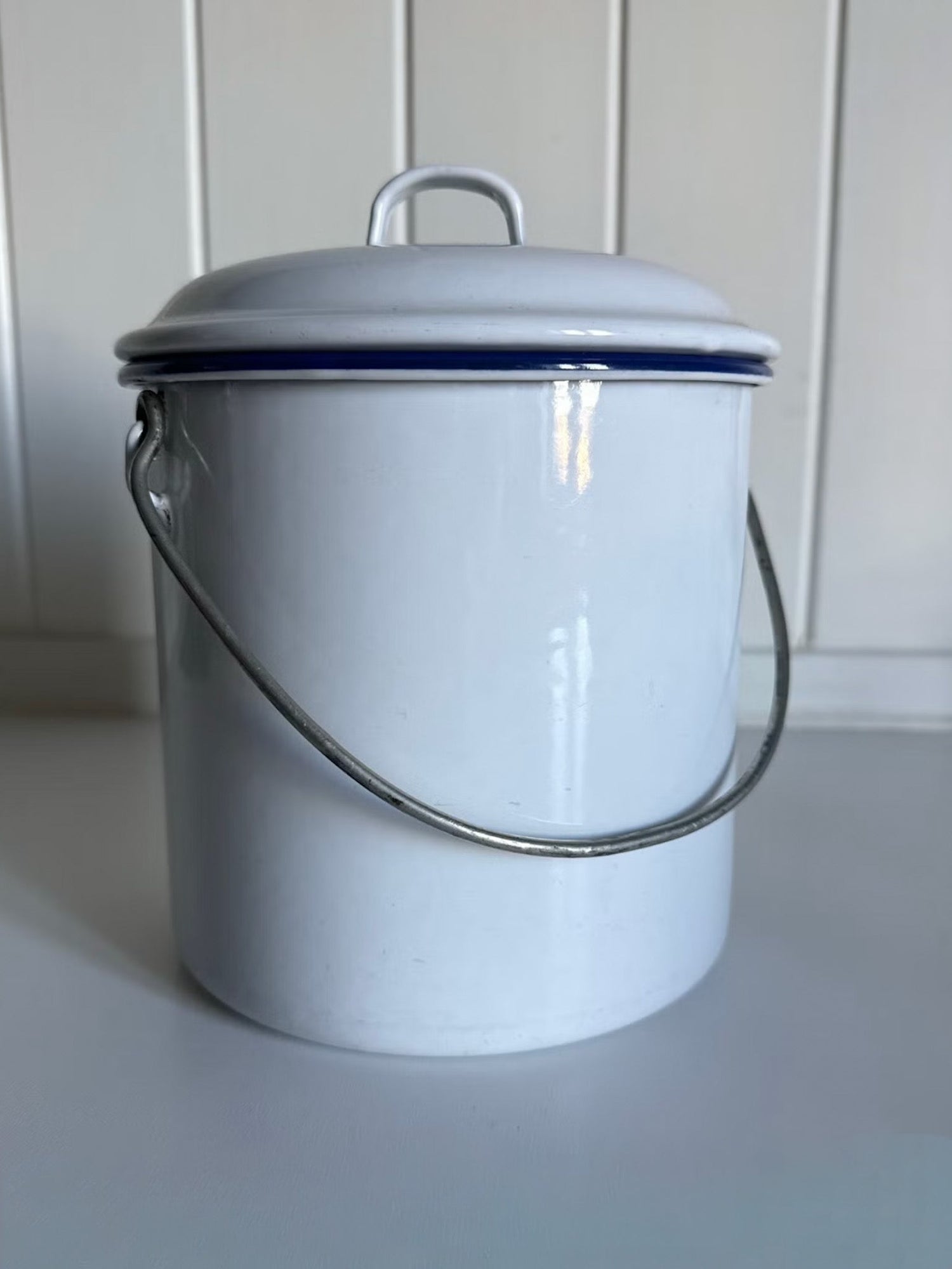 Emaljerte spann i klassisk design
