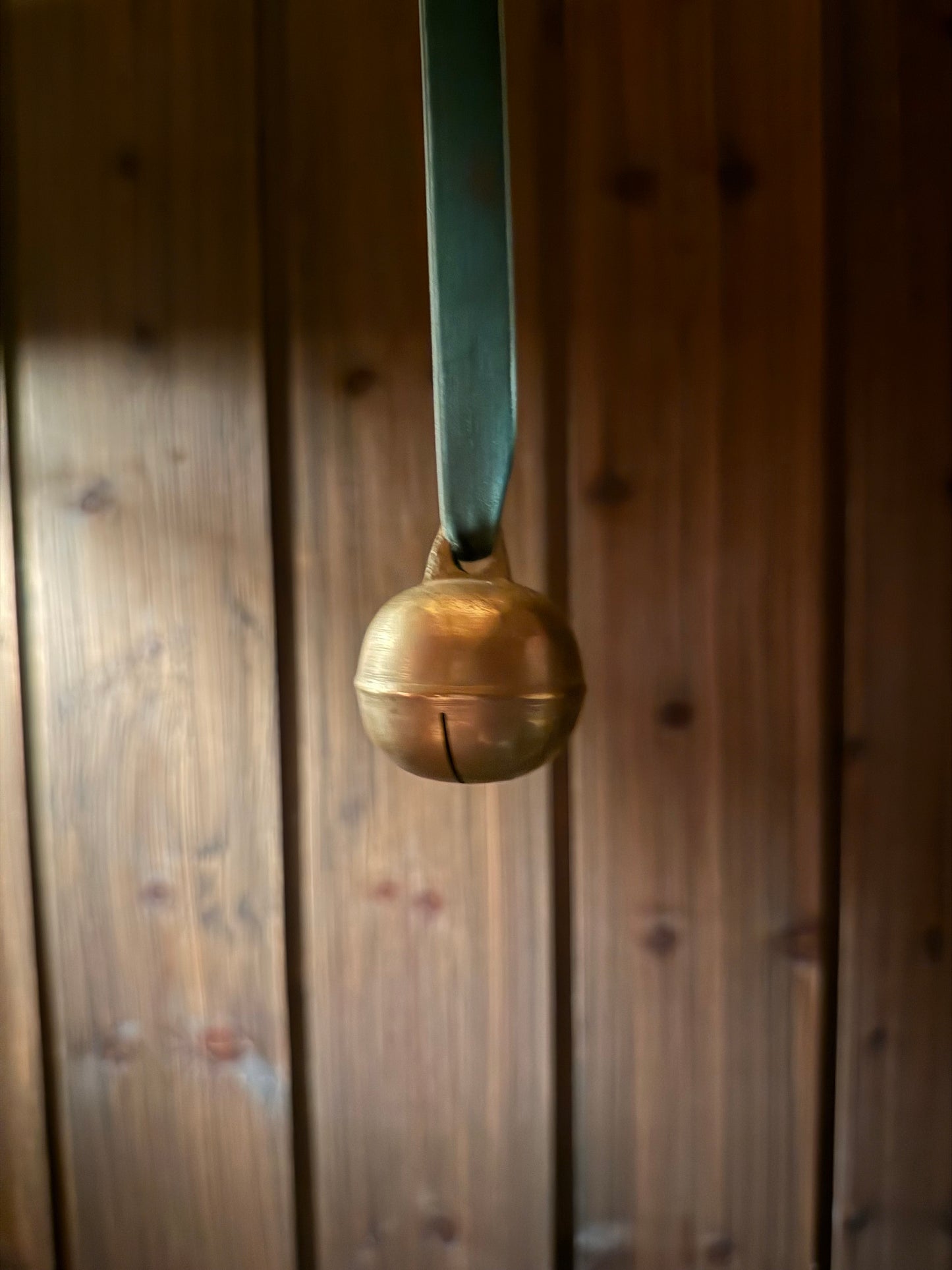 Dombjelle i messing med fløyelsbånd