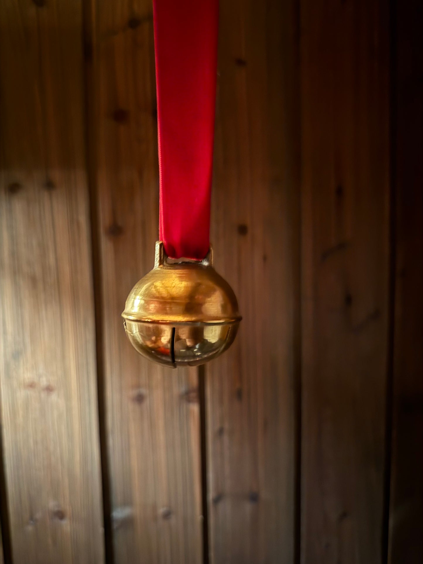 Dombjelle i messing med fløyelsbånd