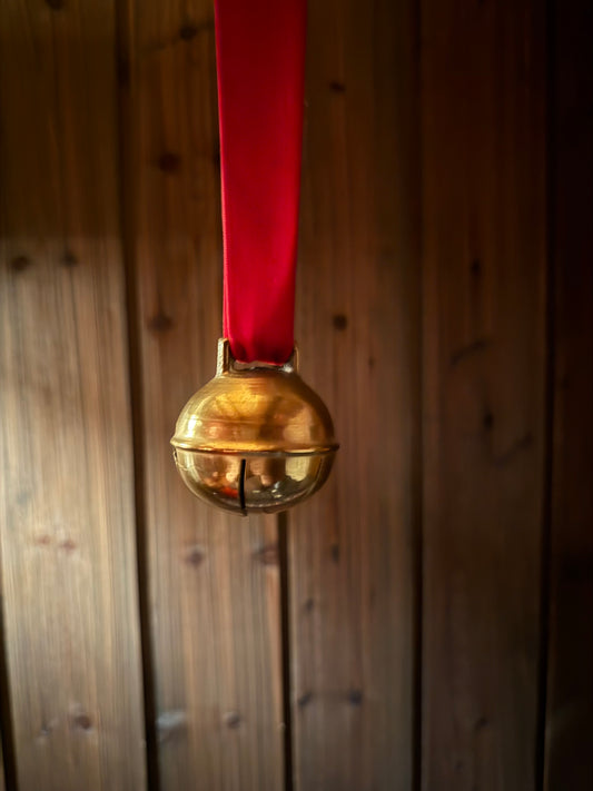 Dombjelle i messing med fløyelsbånd