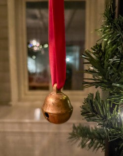 Dombjelle i messing med fløyelsbånd