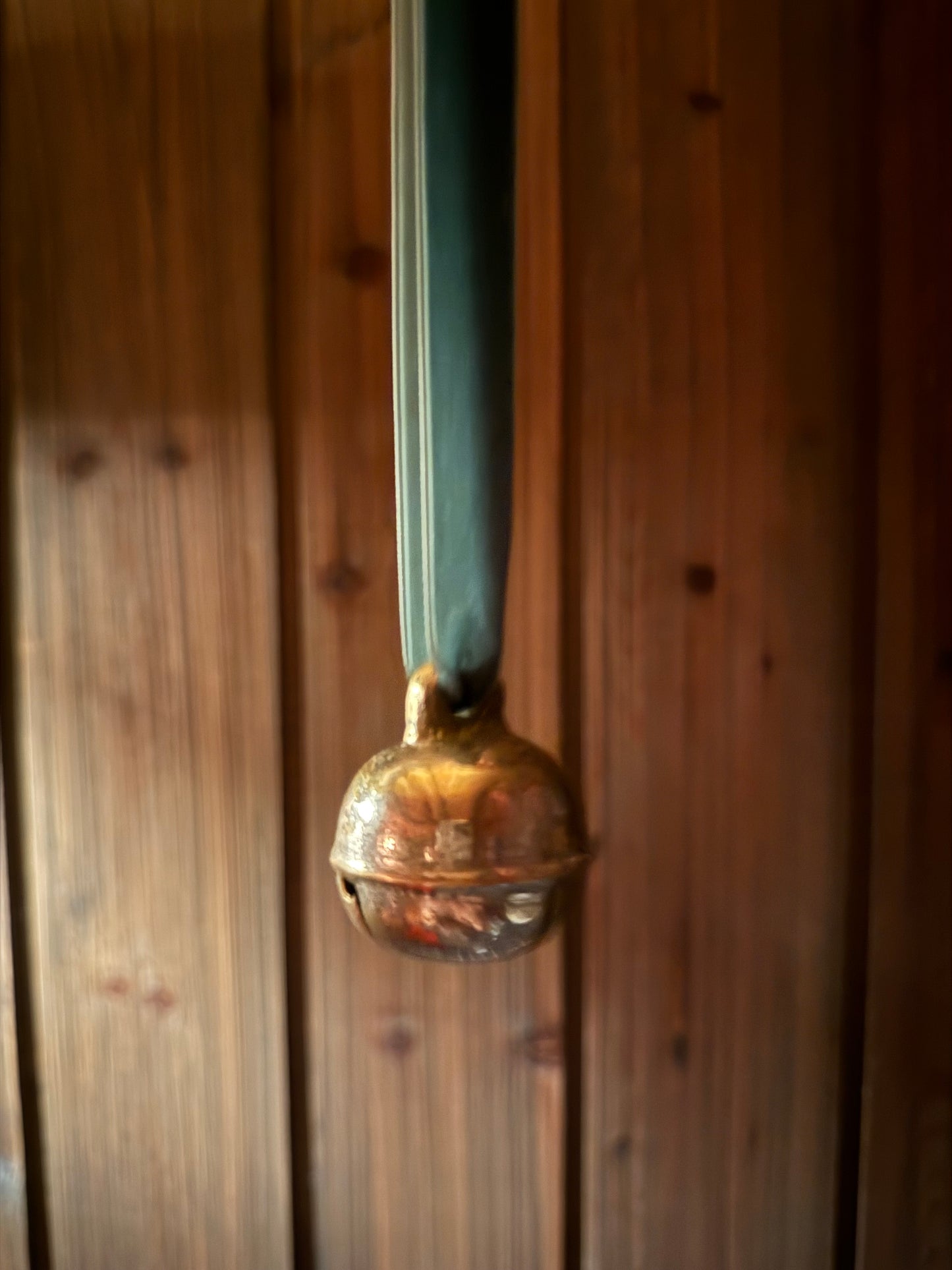 Dombjelle i messing med fløyelsbånd