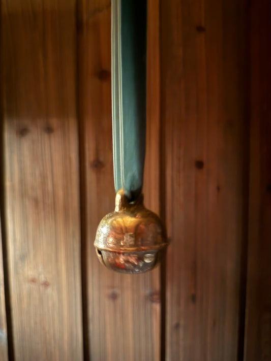 Dombjelle i messing med fløyelsbånd