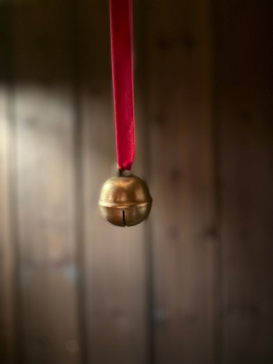 Dombjelle i messing med fløyelsbånd