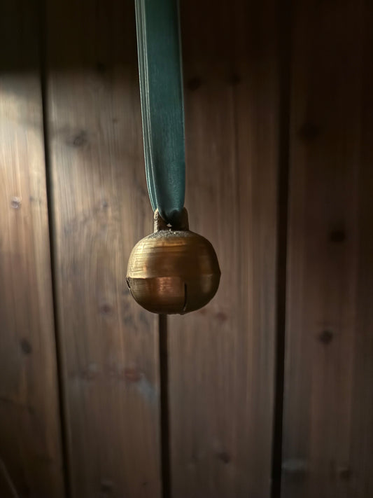 Dombjelle i messing med fløyelsbånd