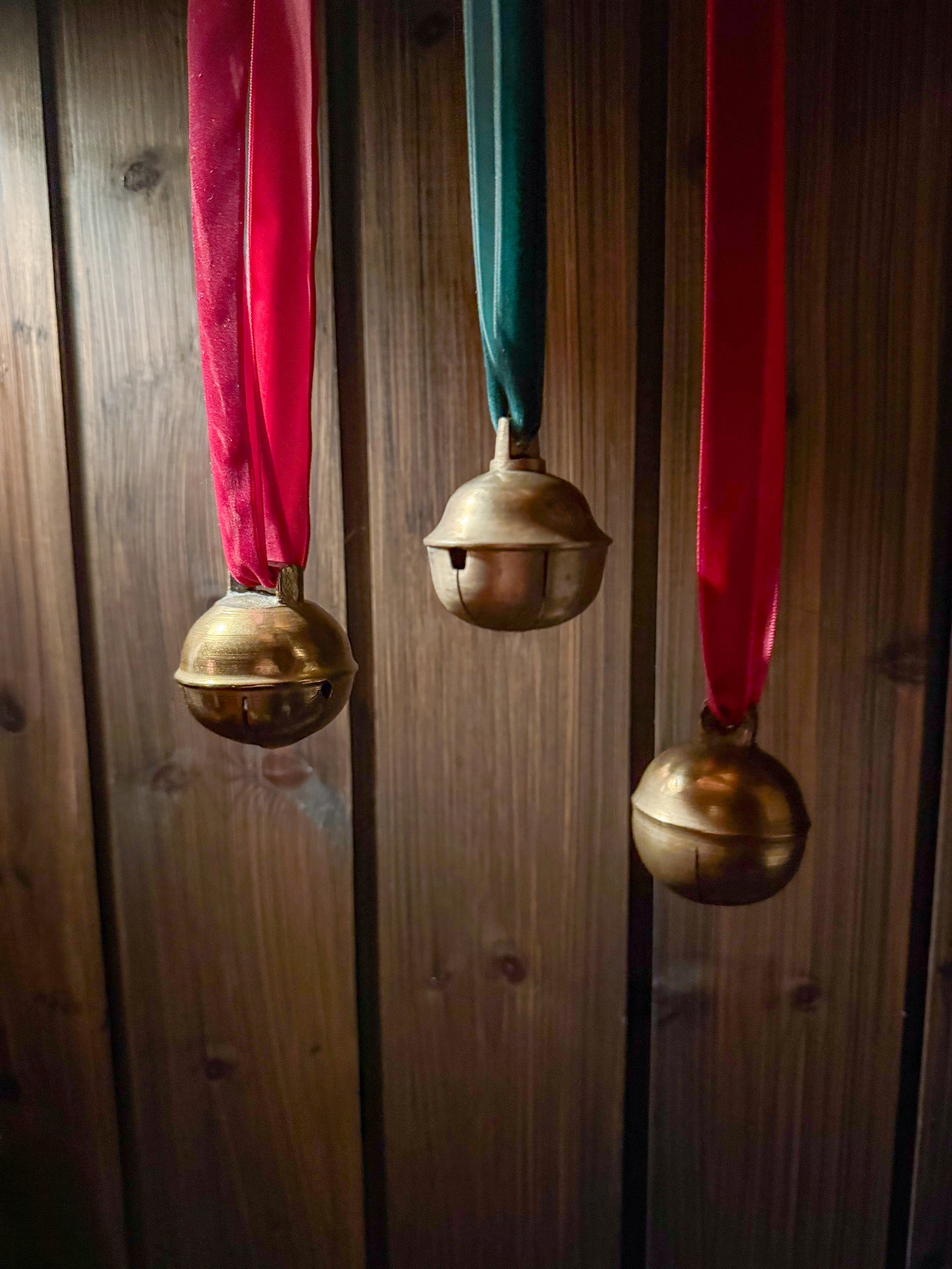 Dombjelle i messing med fløyelsbånd