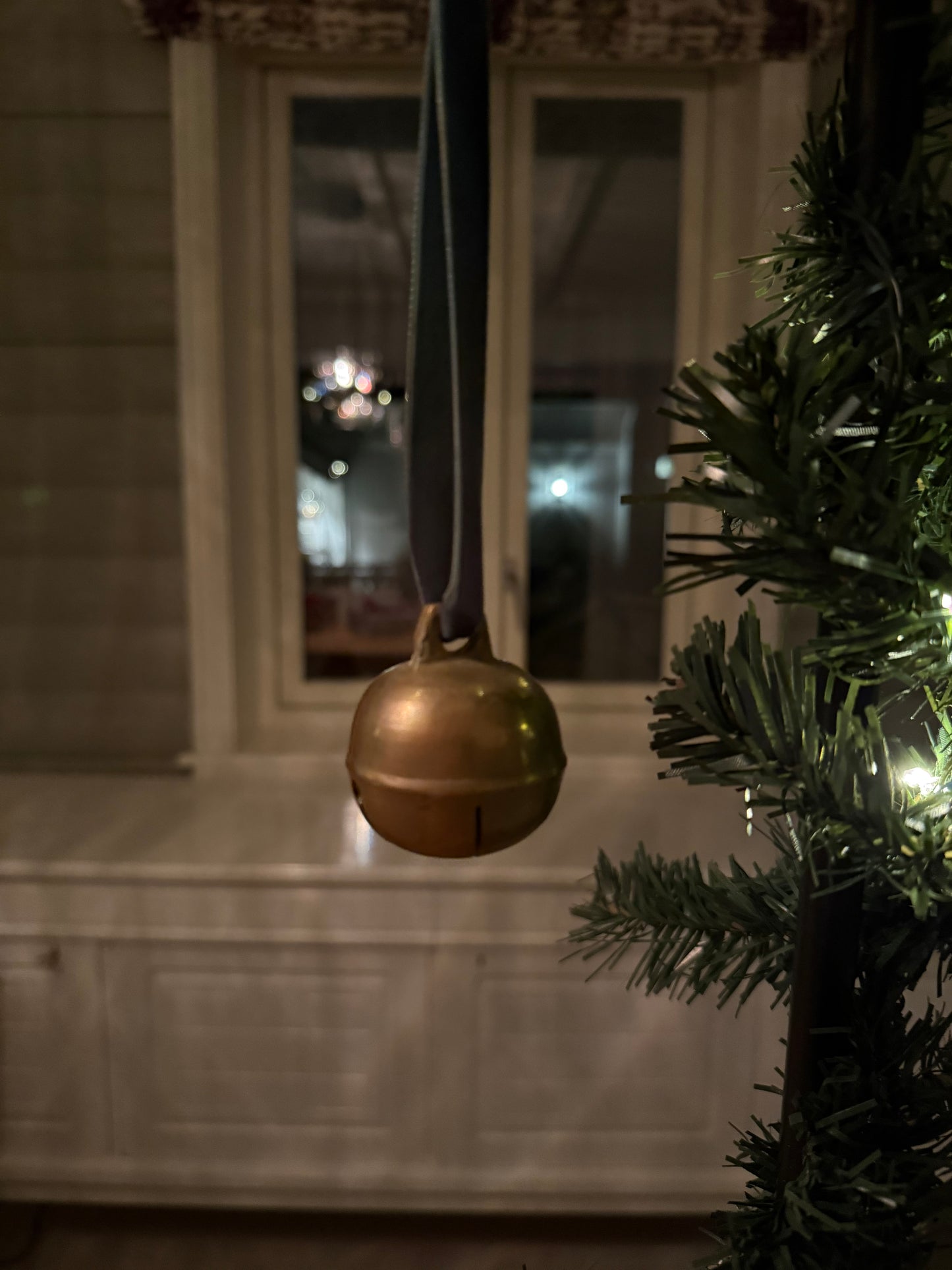 Dombjelle i messing med fløyelsbånd