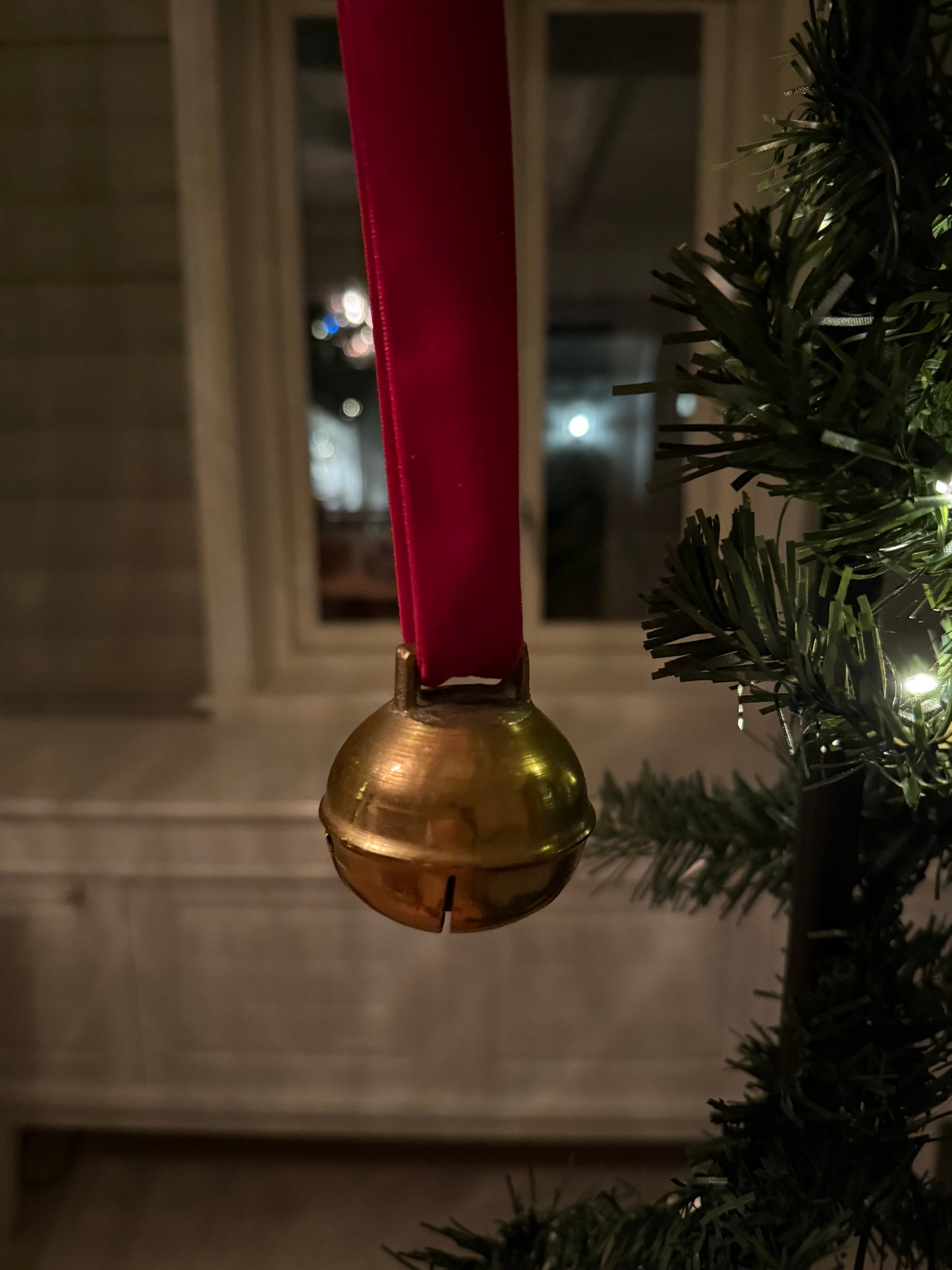 Dombjelle i messing med fløyelsbånd