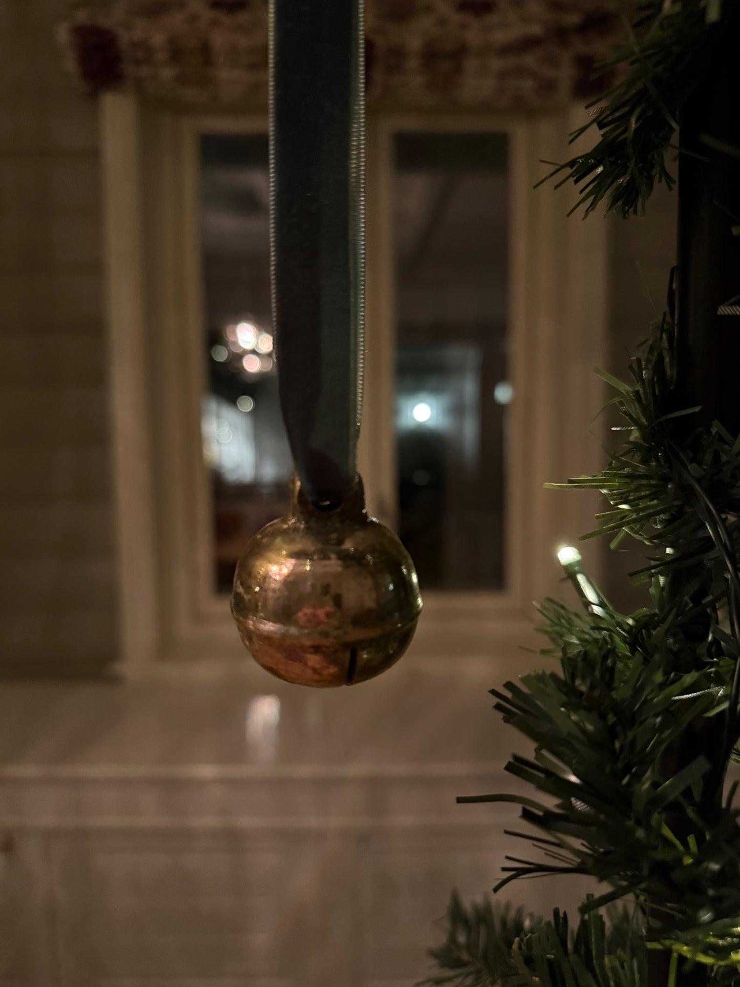 Dombjelle i messing med fløyelsbånd