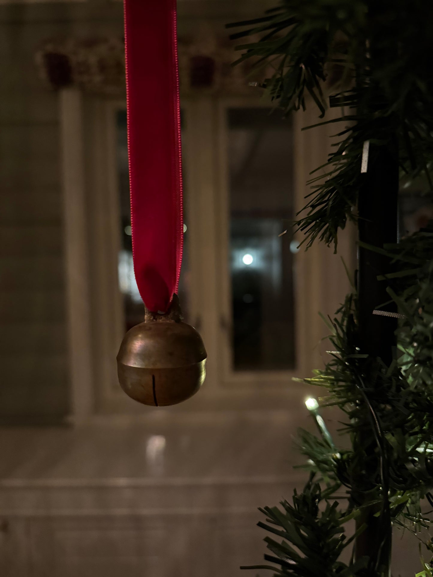 Dombjelle i messing med fløyelsbånd