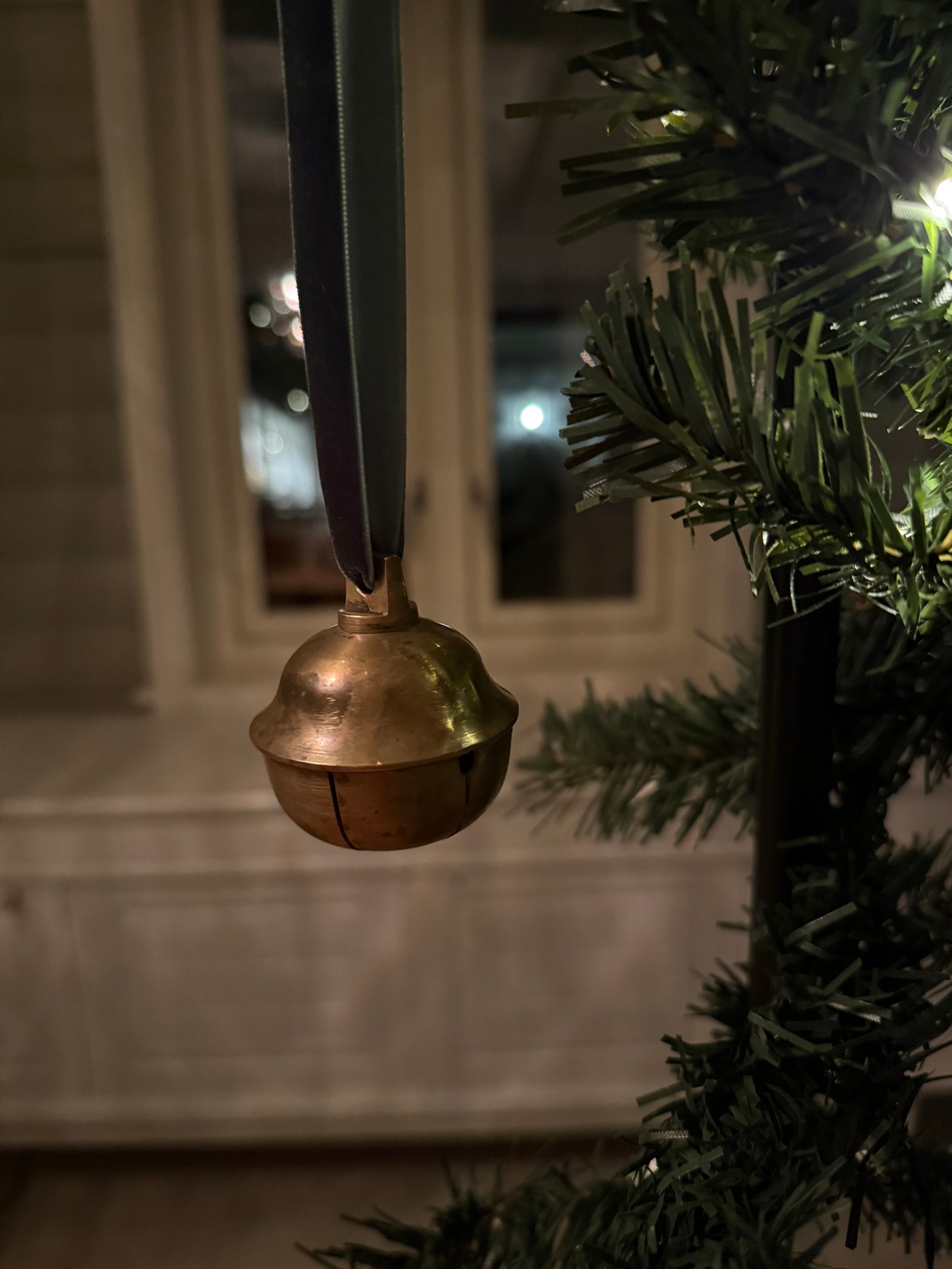 Dombjelle i messing med fløyelsbånd